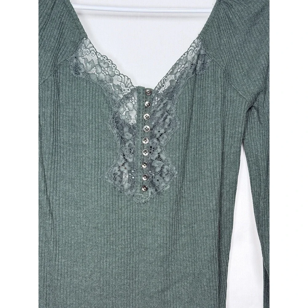 Free People button solid